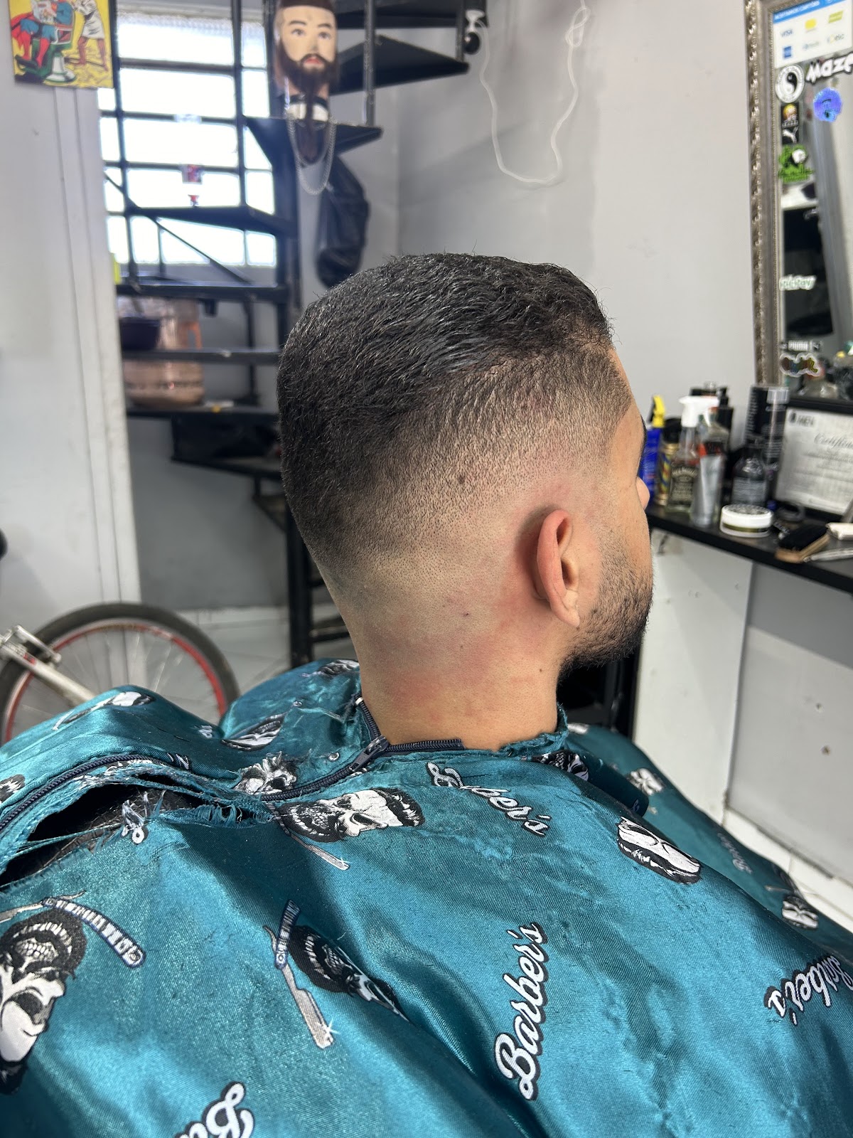 Interior da Barbearia Montalvão, com espelho e bancada de trabalho